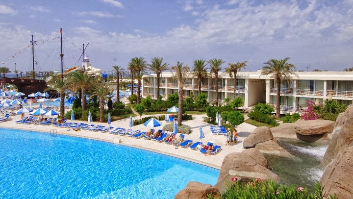 imagini hotel TITANIC LARA